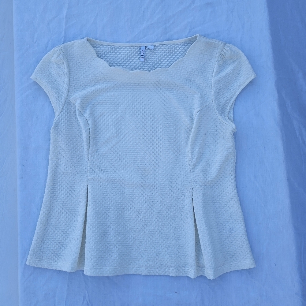 ELLE White Peplum Top with a scalloped neckline and beautiful texture size XL
